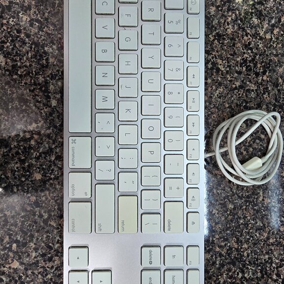 Apple USB A1243 Wired Keyboard with Numeric Keypad with 2 Additional USB Ports - Picture 2 of 9